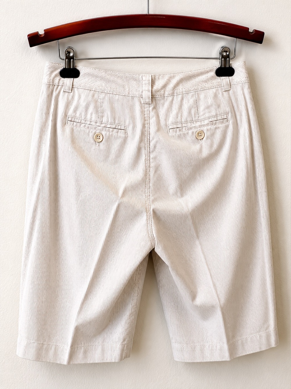 Bandolino Women’s Tan & White Pin Stripe Flat-Front Shorts Size 10 - Picture 6 of 8